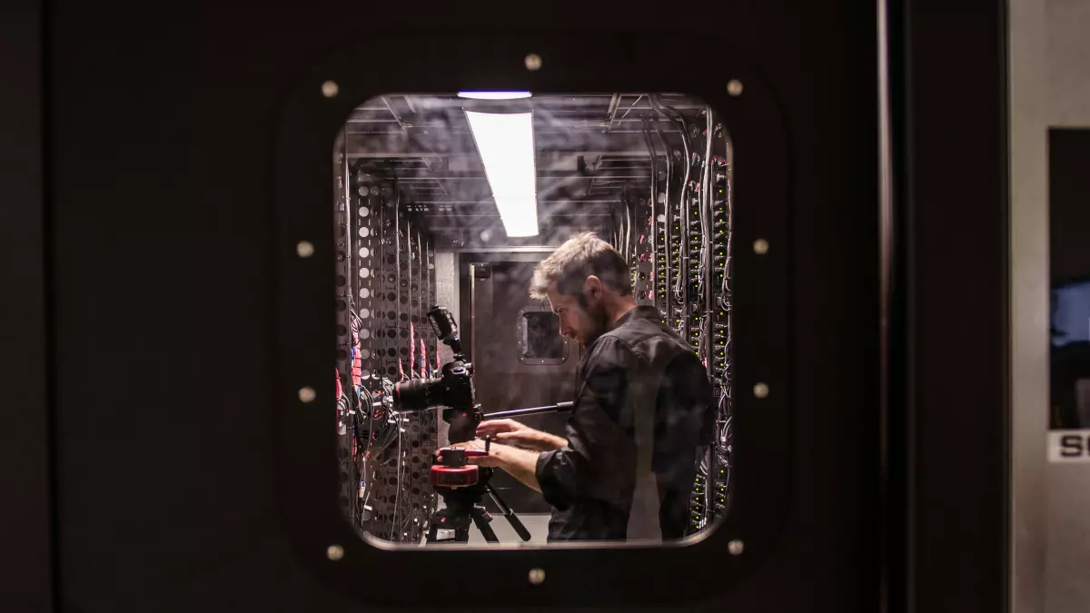 A person is working on a server in a data center. 